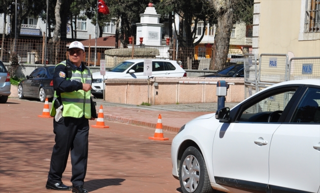 10 yıldır aynı kavşakta trafik akışını sağlıyor